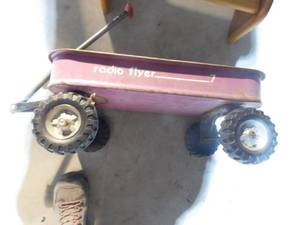 lot 395 image: Kids furniture and radio flyer wagon