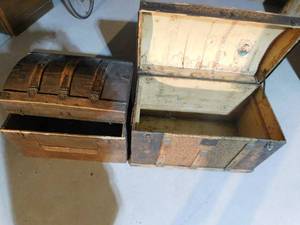 lot 399 image: 2 vintage trunks