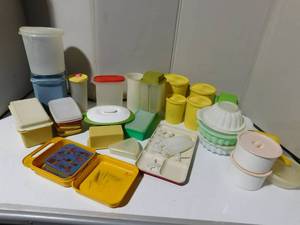 lot 402 image: Lot of vintage tupperware