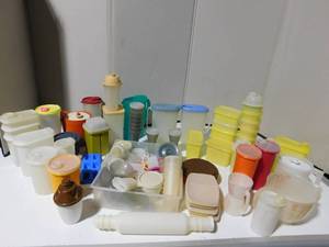 lot 406 image: Lot of vintage tupperware