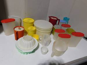 lot 407 image: Lot of vintage tupperware