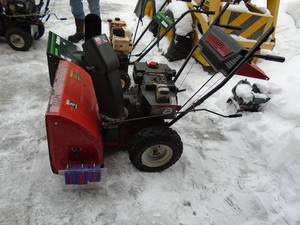 MTD 826 snow blower. Used condition. Electric start. Tested & works. As shown. THIS ITEM HAS A RESERVE.