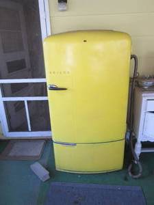lot 4 image: Canary Yellow Vintage Philco Refrig...