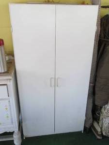 lot 7 image: 5 White Wood 2-door storage cabine...