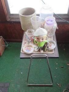 lot 14 image: Vintage TV table style tray with al...
