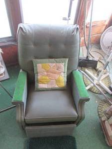 lot 15 image: Vintage Green Recliner, throw pillo...