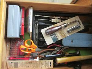 lot 41 image: All content of kitchen drawer to in...
