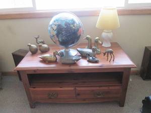 lot 81 image: Beautiful Wood coffee table with dr...