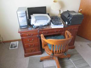 lot 82 image: Large Heavy wood 9-drawer office de...