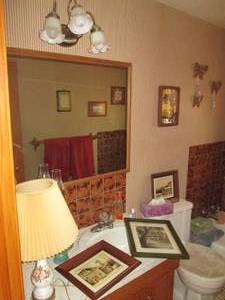 lot 96 image: All content in bathroom including w...