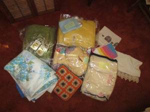 lot 102 image: Variety lot of blankets, quilts and...