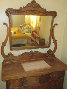 lot 109 image: Antique Wooden 4-drawer vanity styl...