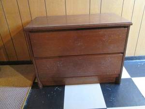lot 118 image: Smaller 2-drawer bedside table...