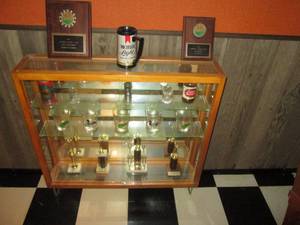 lot 139 image: Mirrored back display cabinet with ...