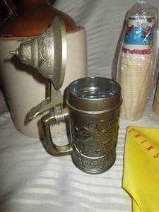 lot 143 image: Lot of assorted home Decor, 1987 Tw...