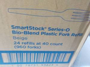960 Medium White Plastic Forks...
