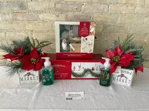 lot 12 image: Lot of Christmas and Winter Decor 