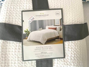 lot 16 image: White FullQueen Duvet Cover Set with 3 Throw Pillows