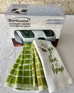 lot 67 image: Electric Knife Sharpener and Kitchen Dish Towels