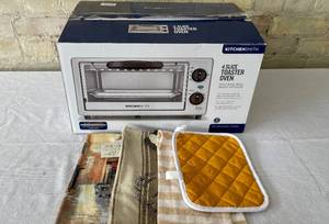 lot 71 image: Kitchen Smith 4 slice Toaster Oven & Dish Towels