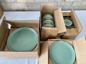 lot 74 image: 16 pc Teal Dinnerware Set-Plates Bowls and Mugs