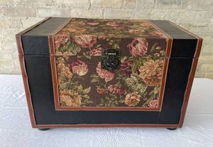 lot 81 image: Medium Sized Leather and Tabistry Storage Chest