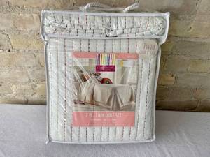 lot 83 image: Levtex 2 Piece Twin Quilt Set