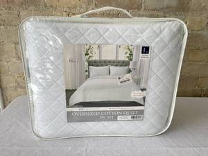lot 85 image: Lush Decor King Sized White 3 Piece Cotton Quilt Set