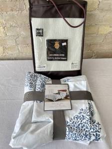 lot 86 image: King Size Reversible Duvet Cover Set and Boxspring Cover
