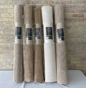 lot 92 image: Lot of 5 Asorted Mohawk 4x6 Area Rugs