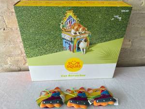 lot 157 image: Cat Scratcher Play House With Toys