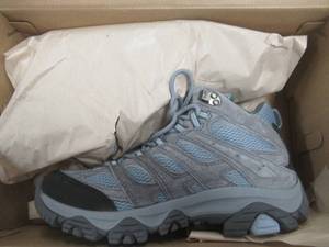 lot 360 image: Womens Moab 3 Mid Waterproof Boots Size 8.5