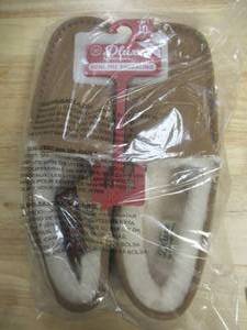 lot 465 image: dluxe by dearfoams Mens Nelson Genuine Shearling Moccasin Slippers - Size 10