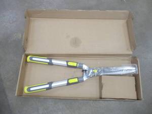 lot 606 image: Set of Hedge & Pruning Shears