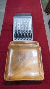 lot 22 image: Sharper Image Knife Set and 2 Wooden Trays