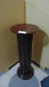 lot 30 image: Mahogany Pedestal