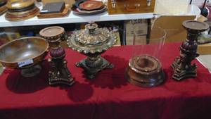 lot 33 image: 5 Pieces of Home Decor