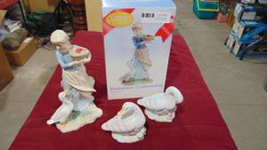 lot 45 image: 4 Pieces of Porcelain Collectables