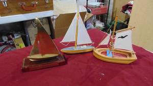 lot 53 image: 3- Decorative Wood and Metal Boats