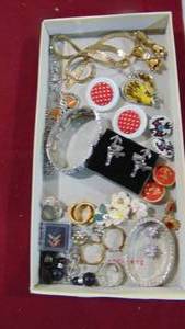 lot 100 image: Lot of Costume Jewelry