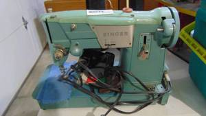 lot 160 image: Vintage Singer Sewing Machine