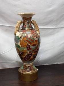 lot 23 image: Vintage Asian Style VaseLamp