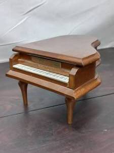 lot 26 image: Vintage 1982 Enesco Piano Music Box