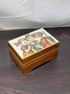 lot 36 image: Vintage Regue Music Box