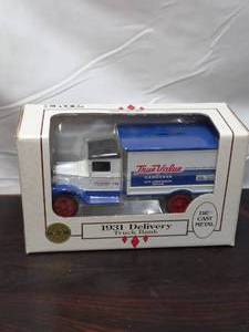 lot 42 image: Vintage 1990 ERTL 1931 Delivery Truck Coin Bank