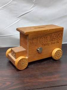 lot 60 image: Vintage 1986 Wood Teddy Bus Co. Bank