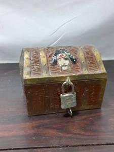 lot 76 image: Vintage Metal E.J. Kahn Co. Treasure Chest Bank