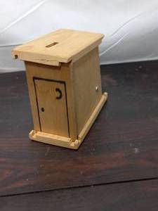 lot 126 image: Exploding Outhouse Gag Gift Bank