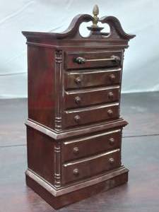 lot 157 image: Vintage Plastic Dresser Coin Bank