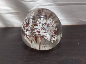 lot 174 image: Vintage Glass Paperweight